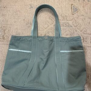 Lululemon tote bag for women.
